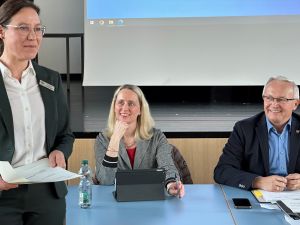 Der Gleichstellungsbeauftragte des Landkreises Neuwied, Daniela Kiefer, war es vorbehalten, unter anderem Landrat Achim Hallerbach, Büroleiterin Diana Wonka sowie den Mitgliedern des Kreisausschusses die Vorschlagsliste zur Verleihung des diesjährigen Johanna-Loewenherz-Preises zu präsentieren.  Foto: Thomas Herschbach 