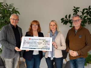Foto: Bei der Spendenübergabe in der Caritas Geschäftsstelle in Neuwied. Von links: Landrat Achim Hallerbach, Fachteamleiterin der Ambulanten Kinder- und Jugendhilfe Ulrike Proft, Büroleiterin der Neuwieder Kreisverwaltung Diana Wonka und Caritas-Direktor Eberhard Köhler. Foto: Martin Boden (Kreisverwaltung Neuwied)
