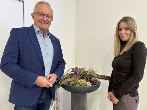 Trafen sich zum Ideenaustausch: Landrat Achim Hallerbach und Melitta Fechner von der Kassenärztlichen Vereinigung Rheinland-Pfalz. Foto: Thomas Herschbach 
