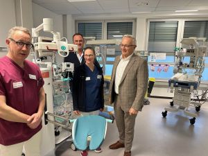 Chefarzt Dr. med. Kai Zbieranek, der Kaufmännische Direktor des St. Elisabeth-Klinikums, Günter Iking und Chefärztin Dr. med. K. Louise Kastor (von links) gaben Landrat Achim Hallerbach einen Einblick in die Professionalität ihres Perinatal-Kompetenzzentrums. Foto: Thomas Herschbach 