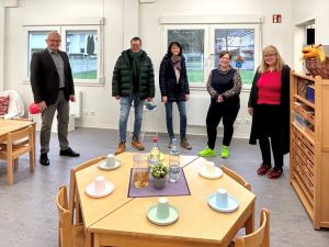 Foto: Im zweiten Kita-Standort in Waldbreitbach ist die Arbeit aufgenommen worden. Die neuen Räumlichkeiten bieten optimale Rahmenbedingungen. (v.l.n.r.) Landrat Achim Hallerbach, Ortsbürgermeister Martin Lerbs, Nina Maurer (Kita gGmbH), Daniela Laux (Erzieherin) und Christiane Kurtenbach (Erzieherin). Foto: Pierre Fischer