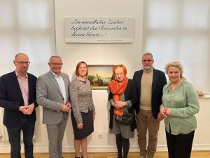 Landrat Achim Hallerbach freute sich gemeinsam mit dem Stiftungsvorstand mit Bernd Willscheid, Charlotte Fichtl-Hilgers und Ralph Schulte sowie Violinistin Ela Zagori aus der Kulturstadt Unkel ebenso über die gelungene künstlerische Premiere der neuen Direktorin des Roentgenmuseums, Jennifer Stein, wie über die beeindruckende Sonderausstellung „Werke aus der Sammlung Krüger- Zwischen Rheinromantik und Leipziger Schule“. Foto: Thomas Herschbach