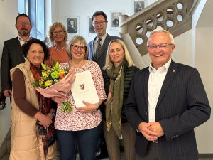 Landrat Achim Hallerbach verabschiedete Annemarie Unger in Gegenwart von (von rechts) Büroleiterin Diana Wonka, dem Leitenden Staatlichen Beamten Martin Jung, der stellvertretenden Abteilungsleiterin Schulen, Mechtild Laupichler, Personalchef Oliver Honnef und der Personalratsvorsitzenden Birgit Eisenhuth in den Ruhestand. Foto: Thomas Herschbach
