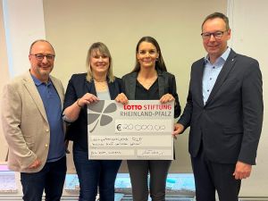 Foto: Der stellvertretende Vorsitzende der Lotto-Stiftung, Dr. Alexander Wilhelm (rechts), und Stiftungs-Geschäftsführer Frank Zwanziger (links) übergaben den Scheck an Linda Gerl (2. v. rechts), Projektassistenz des Trägervereins „keiner darf verloren gehen“ e.V. und Simone Höhner vom Kreisjugendamt Neuwied (stellvertretend für einen Lernpatenträger in Rheinland-Pfalz). Foto: Desiree Bender