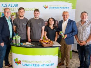 Landrat Achim Hallerbach und der 1. Kreisbeigeordnete Philipp Rasbach besuchten auf ihrem Rundgang auch den Stand der Kreisverwaltung Neuwied mit Ausbildungsleiterin Nesrin Uslu und dem Leiter des Naturgenuss-Partner-Projekts, Jörg Hohenadl.
