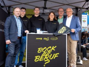 „Bock auf Bildung“ war die inoffizielle Losung der 3. AusbildungsmessePlus, der sich Landrat Achim Hallerbach, Oberbürgermeister Jan Einig und der 1. Kreisbeigeordnete Philipp Rasbach gerne anschließen konnten.