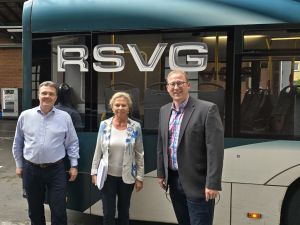 Foto: Volker Otto, der Geschäftsführer der RSVG, freute sich, den neuen 1. Kreisbeigeordneten des Landkreises Neuwied, Philipp Rasbach und Referatsleiterin Helga Zoltowski auf dem Betriebshof der RSVG in Troisdorf begrüßen zu können. Foto Daniel Scholl