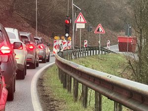 Foto: Keine Pause bei der Ampelregelung auf der L 255 an der Laubachsmühle auch während der Ruhephasen – die Sicherheit der Fahrradfahrer und der Platzbedarf der Baufirma gehen vor.   Foto: Martin Boden/Kreisverwaltung Neuwied