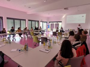 Foto: Mit dem Thema „Rückkehr von Flüchtlingen“ befassten sich Mitarbeiterinnen und Mitarbeiter aus den Sozialämtern der Verbandsgemeinden und des Landkreises, der Ausländerbehörde und der Sozialverbände AWO, Caritas und Diakonisches Werk Neuwied im außerschulischen Lernort Linkenbach. Foto: Gabi Schäfer