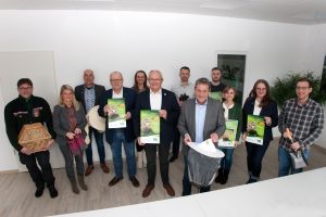 Foto: Die Drei Westerwälder Landräte bedanken sich diese bei den Mitarbeiter:innen der Kreisverwaltungen, die wie in den vergangenen Jahren für die Zusammenstellung der vielfältigen Angebote verantwortlich sind:  V.l.n.r.: Gerhard Willms, Forstamt Dierdorf; Sandra Köster, Vorständin Wir Westerwälder, Ingo Schwenk, Schwenk Werbeagentur, Dr. Peter Endres, Landrat Kreis Altenkirchen, Janine Sieben, Klimaschutzmanagerin Kreis Neuwied, Achim Hallerbach, Landrat Kreis Neuwied, Christian Heidtmann, UNB KV Altenkirchen, Henri Bracht, UNB KV AK Praktikant, Achim Schwickert, Landrat Westerwaldkreis, Angelina Zahn, Klimaanpassungsmangerin, Kreis Neuwied, Barbara Hombach, 3! Werbeagentur, Daniel Paulus, KV Westerwaldkreis.