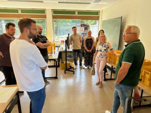 Landrat und Kreiswahlleiter Achim Hallerbach und Büroleiterin Diana Wonka ließen sich vom stellvertretenden Kreiswahlleiter Florian Nußbaum und den Kolleginnen und Kollegen stets über die Wahlabläufe informiert halten. Foto: Thomas Herschbach