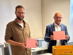 Foto: Landrat Achim Hallerbach, zugleich Kreiswahlleiter, und der stellvertretende Kreiswahlleiter Florian Nußbaum machen auf den digitalen Wahl-Ergebnisdienst für die Europa- und Kreistagswahlen ab 9. Juni 2024, 18 Uhr, unter www.kreis-neuwied.de aufmerksam. Foto: Thomas Herschbach