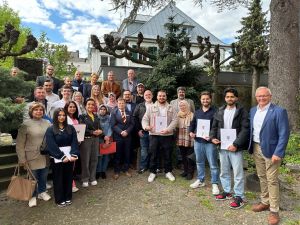 Foto: In einer festlichen Einbürgerungsfeier im Roentgen-Museum verlieh Landrat Achim Hallerbach jetzt die deutsche Staatsbürgerschaft jetzt an 13 Frauen und 15 Männer zwischen 18 und 58 Jahren aus insgesamt elf Nationen. Foto: Thomas Herschbach