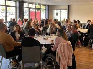Mehr als 60 Fachkräfte aus Kitas, Schulen, der Kinder- und Jugendhilfe sowie dem Gesundheitssystem waren kürzlich der Einladung des Kreisjugendamtes zum zweiten Netzwerktreffen KipsE nach Neustadt/Wied gefolgt. Foto: Laura Rockenfeller