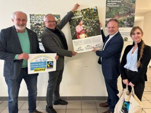 Foto: Wolfgang Rahn, Vorsitzender der Lokalen Agenda, Landrat Achim Hallerbach, Oberbürgermeister Jan Einig und Klimaanpassungsmanagerin Angelina Zahn (von links) packten selbst mit an, um die Foto-Ausstellung an Ort und Stelle anzubringen. Foto: Thomas Herschbach 