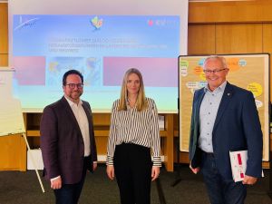 Foto:  Landrat Achim Hallerbach und der 1. Beigeordnete des Landkreises Mayen-Koblenz; Pascal Badziong, äußerten sich anerkennend zum Auftakt des Dialogs mit der Kassenärztliche Vereinigung Rheinland-Pfalz und Referentin Melitta Fechner Foto: Copyright: KV RLP/ Nadja Winter