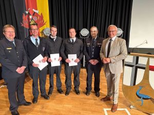 Foto: Flankiert von Landrat Achim Hallerbach und dem stellvertretenden BKI Volker Lemgen sowie dem Brand- und Katastrophenschutz-Inspekteur des Landkreises, Holger Kurz, freuen sich die drei neuen Ausbilder über ihre Ernennung. Foto: Thomas Herschbach