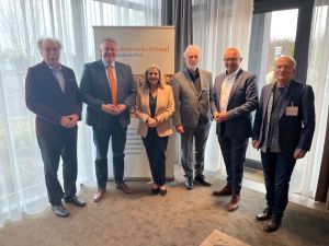 Foto: Die Herausforderungen der rheinland-pfälzischen Kulturszene und die Forderungen eines Kulturfördergesetzes standen im Mittelpunkt der diesjährigen Landesversammlung des Landesmusikverbandes Rheinland-Pfalz: (von links) Peter Stieber, Gordon Schnieder, Marion Schneid, Prof. Dr. Jürgen Hardeck, Achim Hallerbach, Christoph Utz. Foto: Stefan Sämmer/Landesmusikverband Rheinland-Pfalz e.V.