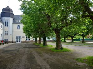 Die Entsiegelung des bisherigen Asphaltbodens bei nachfolgender Verlegung eines wasserdurchlässigen Pflasters sowie die Installation von Beschattungselementen auf dem Schulhof des Rhein-Wied-Gymnasiums Neuwied zählen zu den Maßnahmen, die vom Land Rheinland-Pfalz über das „Kommunale Investitionsprogramm Klimaschutz und Innovation“ (KIPKI) gefördert werden.  Foto: Christina Junk / Kreisverwaltung Neuwied
