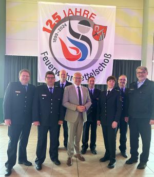 Foto: Zur Arbeitstagung am Kreisfeuerwehrtag hatten sich die Spitzenkräfte der Feuerwehren aus Land und Kreis mit Landrat Achim Hallerbach im Forum „Am Blauen See“ in Vettelschoß eingefunden. Fotos: Thomas Herschbach
