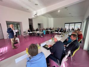 Foto: Neben den regelmäßigen Videokonferenzen mit den Verbands- und hauptamtlichen Stadtbürgermeistern im 14-Tage-Rhythmus pflegt Achim Hallerbach mit Präsenztreffen im Außerschulischen Lernort in Linkenbach auch den Dialog mit den ehrenamtlichen kommunalen Spitzen. Foto: Thomas Herschbach 