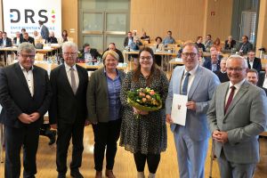 Foto: Landrat Achim Hallerbach und die Mitglieder des Kreistages bereiteten Michael Mahlert einen würdigen offiziellen Abschied im Rahmen der letzten Kreistagssitzung der Wahlperiode 2019 bis 2024. Foto: Martin Boden/Kreisverwaltung Neuwied. 