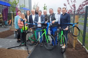 von links nach rechts: Präsentieren gemeinsam das GraWWel Bike Susanne Görg , Sandra Köster (Wir Westerwälder), Maja Büttner (Westerwald Touristik-Service), Landrat Achim Hallerbach (Kreis Neuwied), Daniel Höhler  ( Giant Store Montabaur), Landrat Achim Schwickert (Westerwaldkreis), Landrat Dr. Peter Enders (Kreis Altenkirchen), Thomas Böckling ( Giant Store Montabaur), Maik Nendza ( MEGADesign /Höhr-Grenzhause) , Sebastian Lachermeier (Kreativdirektor / Herschbach). Foto Wolfgang Tischler
