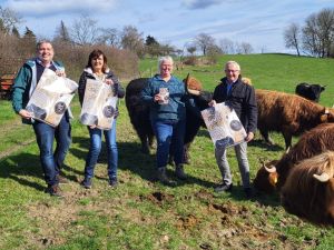 Foto: Auch Schäffes Hoflädchen auf dem Hof Schmitz in Hargarten ist Anlaufstelle auf der Höfe-Rund-Wandertour mit Rindfleischverkostung am 11.Mai. Vorab ließen sich (von links) Jörg Hohenadl (WFG Landkreis Neuwied und Projektleiter Naturgenuss), die Geschäftsführerin des Naturpark Rhein-Westerwald Irmgard Schröer und Landrat Achim Hallerbach von Landwirtin und Naturgenuss Partnerin Dorothee Schmitz (2.v.r.) Einblicke geben. Foto: Jörg Hohenadl