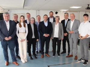 Landrat Achim Hallerbach und der vormalige 1. Kreisbeigeordnete Michael Mahlert sowie weitere Repräsentantinnen und Repräsentanten aus Politik, Schule und Gesellschaft stellten den neuen Schullleiter Bengjamin Bajraktari auch optisch in den Mittelpunkt. Foto: Verena Kölb.