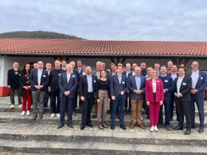 Mit Landrat Achim Hallerbach und Verbandsbürgermeister Jan Ermtraud sowie IHK-Regional-Geschäftsführerin Kristina Kutting und dem Geschäftsführer der Wirtschaftsförderungs-GmbH des Landkreises, Harald Schmillen, war geballte Wirtschaftskompetenz aus dem Landkreis Neuwied in die Rheinbrohler Römerwelt gekommen.