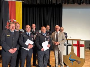 Landrat Achim Hallerbach verlieh das „Silbernes Feuerwehrehrenzeichen am Bande" in Gegenwart von BKI Holger Kurz (links) und dessen Stellvertreter Volker Lemgen (hinten rechts) an fünf verdiente Feuerwehrkameraden. Foto: Thomas Herschbach