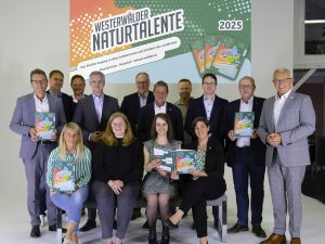 Bildunterschrift (von links nach rechtsstehend): Dr. Andreas Reingen (Vorstand, Sparkasse Westerwald Sieg), Lars Kober (Wirtschaftsförderung Kreis Altenkichen), Sven Becker (Schütz GmbH & Co. KGaA), Thomas Paffenholz ( Vorstand, Sparkasse Neuwied),  Jürgen Marx (Schütz GmbH & Co. KGaA), Landrat Achim Schwickert (Westerwaldkreis), Björn Schumacher (attentio :: online- & werbeagentur GmbH), Harald Schmillen (Wirtschaftsförderung Kreis Neuwied), Landrat Dr. Peter Enders, Kreis Altenkirchen), Landrat Achim Hallerbach (Kreis Neuwied). (von links nach rechtssitzend): Sandra Köster (Wir Westerwälder), Saskia Schumacher, Isabelle Müller (attentio :: online- & werbeagentur GmbH), Katharina Schlag (Wirtschaftsförderung Westerwaldkreis).  Foto: Andreas Lindner