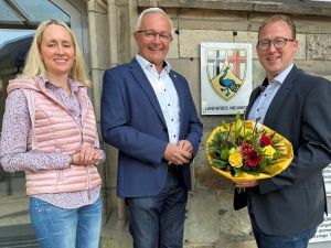 Foto: Landrat Achim Hallerbach und Büroleiterin Diana Wonka begrüßten Philipp Rasbach bei Dienstantritt als neuen 1. Kreisbeigeordneten ab dem 1. Mai 2024 im Kreishaus. Foto: Thomas Herschbach