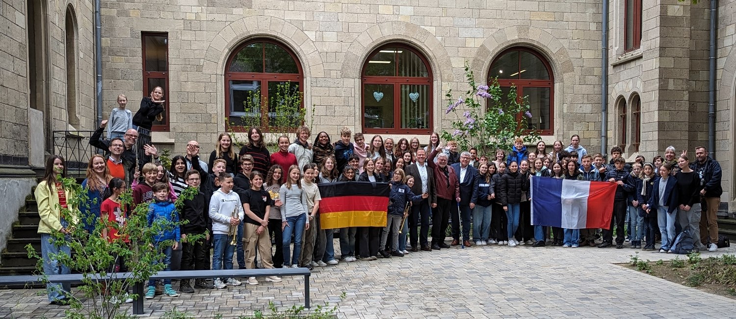 Foto: Doppelten Anlass zum Feiern hatte jetzt das Werner-Heisenberg-Gymnasium mit der Fertigstellung des „grünen Klassenzimmers“ und der 30-jährigen Partnerschaft mit dem Collège Jehan Bodel in Arras in Frankreich Foto: Matteo Hlevnjak