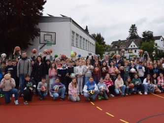 Gemeinsam mit Landrat Achim Hallerbach, dem vormaligen 1. Kreisbeigeordneten Michael Mahlert und Schulleiter Frank Michael Strauss freuten sich natürlich auch die Schülerinnen und Schüler des Werner-Heisenberg-Gymnasiums darüber, dass das modernisierte Außensportgelände jetzt seiner Bestimmung übergeben werden konnte.  Foto: Silke Läufer-Hermann. 
