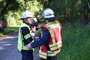 Wehrleiter Michael Scharrenbach gibt einen ersten Einsatzbefehl zur Brandbekämpfung. Foto Matthias Lemgen
