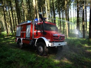 Neben den handgeführten Rohren werden auch geländegängige Tanklöschfahrzeuge, wie das  neue Tanklöschfahrzeug 3000 des Landes, eingesetzt. Foto Matthias Lemgen