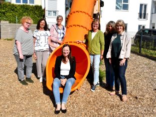 Orange als Sitzgelegenheit und Mahnmal: Gegen Gewalt an Frauen muss sich etwas tun, sind sich die Gleichstellungbeauftragten von Landkreis und Stadt Neuwied mit Landrat Achim Hallerbach einig. Foto: Silke Läufer-Hermann. 