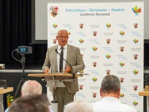 Foto: Landrat Achim Hallerbach eröffnete die Konstituierende Sitzung des Kreistages Neuwied der Wahlperiode 2024 bis 2029 in der Wiedparkhalle von Neustadt/Wied und rief die Mitglieder bei allen politischen Unterschieden zu einem weiterhin respektvollen Umgang im demokratischen Diskurs auf.  Foto: Martin Boden / Kreisverwaltung Neuwied