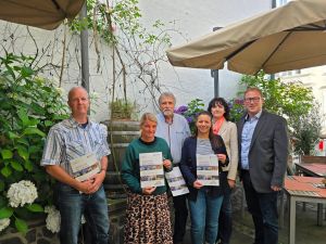Foto: Der 1. Kreisbeigeordnete Philipp Rasbach stellt mit Margit Rödder-Rasbach (Kreisverwaltung Neuwied Juryvorsitzende), Arzu Bulut (Kreisverwaltung Neuwied, Dorferneuerung), Wolfgang Kunz (Jurymitglied), Sandra Köster (Jurymitglied), und Christoph Kirst, (Jurymitglied - von rechts nach links) die Mitglieder der Kreiskommission vor. Foto: Ulrike Leonardi
