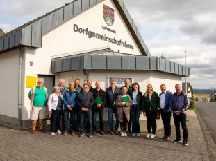 Bürgerinnen und Bürger der Siegergemeinde Anhausen mit Jurymitgliedern und Vertretern der Verwaltung. Foto: Arzu Bulut / Kreisverwaltung Neuwied