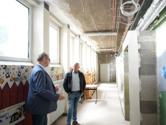 Auch an der Integrierten Gesamtschule (IGS) Johanna Loewenherz in Neuwied tut sich einiges. Das gilt etwa im Hinblick auf die brandschutztechnische Sanierung. Gemeinsam mit dem Leiter des kreiseigenen Immobilienmanagements Rüdiger David und Hausmeister Frank Schonscheck konnte sich Landrat Achim Hallerbach jetzt ein Bild vom Stand der Bauarbeiten machen. Fotos: Martin Boden