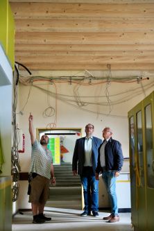 Auch an der Integrierten Gesamtschule (IGS) Johanna Loewenherz in Neuwied tut sich einiges. Das gilt etwa im Hinblick auf die brandschutztechnische Sanierung. Gemeinsam mit dem Leiter des kreiseigenen Immobilienmanagements Rüdiger David und Hausmeister Frank Schonscheck konnte sich Landrat Achim Hallerbach jetzt ein Bild vom Stand der Bauarbeiten machen. Fotos: Martin Boden