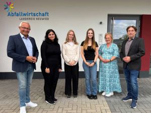 Foto (v. l. n. r.): Landrat Achim Hallerbach, Auszubildende Dijle Basibüyük, Fiona Dreher, Valeriia Weckert, Margarete Bednarek (Personalleitung Abfallwirtschaft), Jörg Schwarz (kaufm. Vorstand Abfallwirtschaft) (Foto: Maria Burkart).
