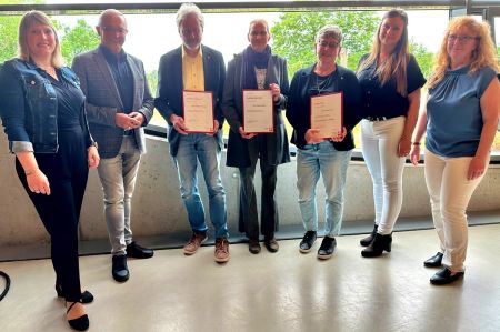 Foto: Der Landkreis Neuwied hatte seine Lernpatinnen und Lernpaten zum diesjährigen Lernpatentag nach Schloß Monrepos eingeladen. Landrat Achim Hallerbach ehrte in Gegenwart von Kreisjugendpflegerin Simone Höhner (links) und Ulrike Proft, Fachteamleiterin Ambulante Kinder- und Jugendhilfe Caritasverband Rhein-Wied-Sieg e.V. und Olga Scott (Caritasverband Rhein-Wied-Sieg, von rechts) Heidrun Kaß (Lernpatin an der Grundschule Vettelschoß) für zehn Jahre Engagement sowie Tirzah Gutwein (Lernpatin Grundschule Rengsdorf) und Frank Schmickler (Lernpate an der Grundschule Bad Hönnigen) für jeweils fünf Jahre pädagogisches Wirken. Fotos: Thomas Herschbach 
