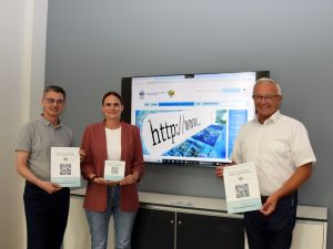 Foto: Den neuentwickelten digitalen Beratungsführer des Kreisjugendamtes präsentierten Landrat Achim Hallerbach, Netzwerkoordinatorin Laura Rockenfeller und Jürgen Ulrich, Leiter der Abteilung Jugend und Familie der Kreisverwaltung, jetzt gemeinsam.  Foto: Silke Läufer-Hermann / Kreisverwaltung Neuwied.