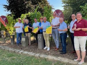 Foto: Einen Vorgeschmack auf das kulinarische Gesamterlebnis „Tafeln am Strom“ erhielten jetzt die kommunalen Spitzen aus Landkreis und Stadt Neuwied sowie der Region rund um Landrat Achim Hallerbach von den WeinSTEIGwinzern und dem Verkehrs- und Verschönerungsverein Leutesdorf. Foto: Marcus Broich