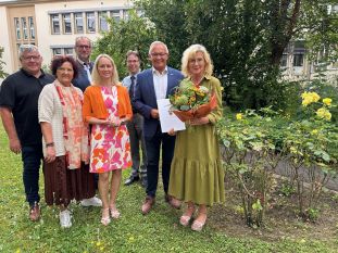 Die langjährige Referatsleiterin Schulen, Weiterbildung und Sport, Mechtild Laupichler, wurde von Landrat Achim Hallerbach in Gegenwart von Martin Jung, Diana Wonka, Rüdiger David, Birgit Eisenhuth und Michael Mahlert offiziell in den Ruhestand verabschiedet (von rechts). Foto: Thomas Herschbach.