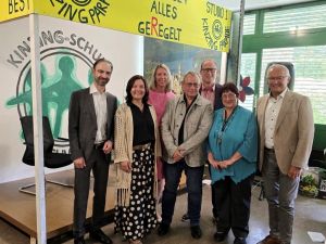 Foto: In der Kinzing-Schule ist nicht nur augenfällig „alles geregelt“. Das betrifft auch die Nachfolge von Andrea Regel, die der Schule 30 Jahre als deren Leiterin vorstand. Diese Leistung würdigten ebenfalls Landrat Achim Hallerbach und der 1. Kreisbeigeordnete Phillip Rasbach.  Bei der Verabschiedung von Ort (von links nach rechts): Marcus Kurz Leiter der ADD Schulaufsicht am Standort Koblenz, Susanne Dreyer, Schulaufsichtsbeamtin bei der ADD Koblenz, Nicole Lohse, Leiterin des Referats 34 – Förderschulen bei der ADD Koblenz, Rolf Brüdern, Nachfolger von Andrea Regel als künftiger Leiter der Kinzing-Schule, der 1. Kreisbeigeordnete Phillip Rasbach, Andrea Regel und Landrat Achim Hallerbach. Foto: Thomas Herschbach