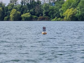 Wegen der Bedeutung als Trinkwasser-Reservoir ist Baden, Zelten und Lagern in den Seen des Schutzgebietes „Engerser Feld“ für Menschen und Hunde streng verboten! Augenfällig machen darauf auch die im See positionierten Schwimmbojen und die im gesamten Bereich des Engerser Feldes angebrachten Schilder aufmerksam. 